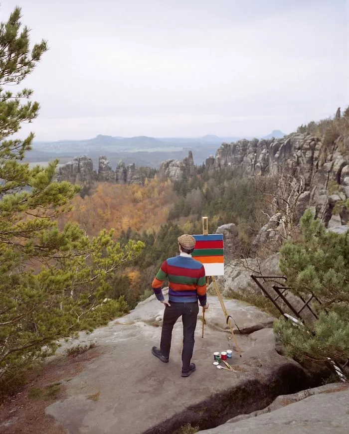 Este artista viaja a sitios preciosos solo para pintar el dibujo de su camiseta