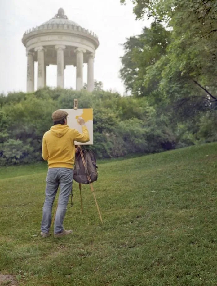 Este artista viaja a sitios preciosos solo para pintar el dibujo de su camiseta