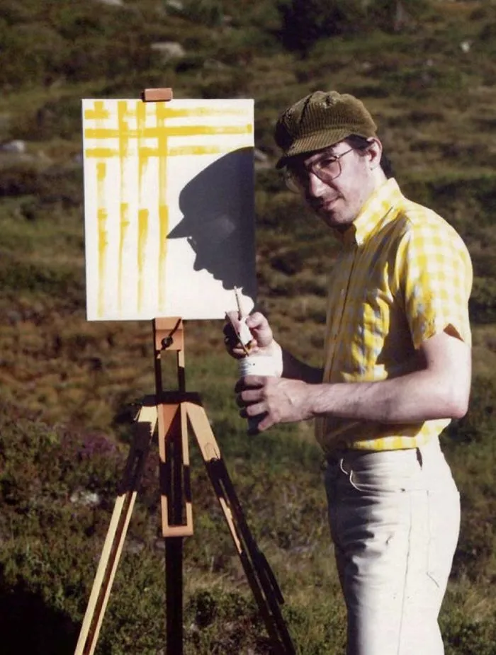 Este artista viaja a sitios preciosos solo para pintar el dibujo de su camiseta