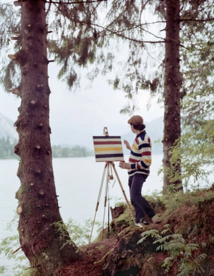 Este artista viaja a sitios preciosos solo para pintar el dibujo de su camiseta