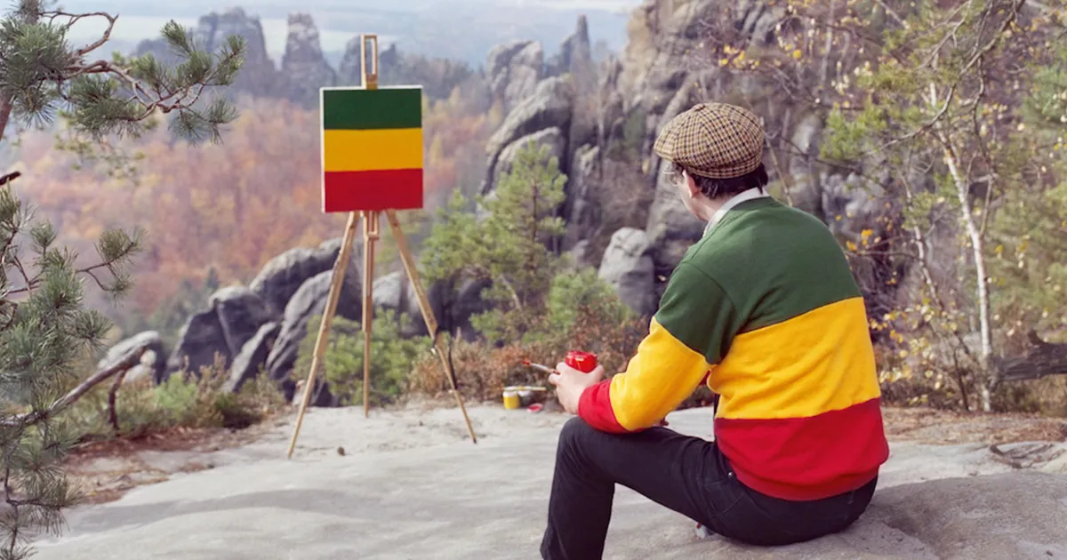 Este artista viaja a sitios preciosos solo para pintar el dibujo de su camiseta