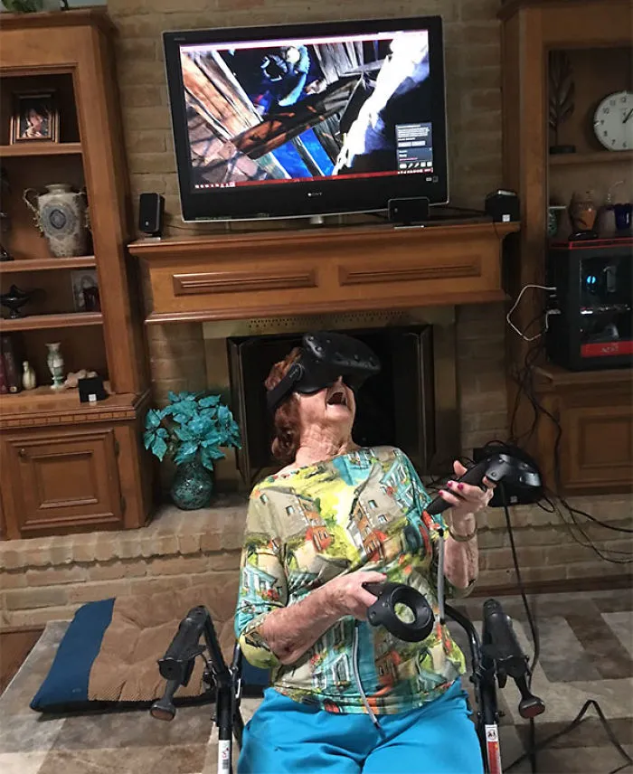 Mi abuela de 96 años jugando a realidad virtual por 1ª vez