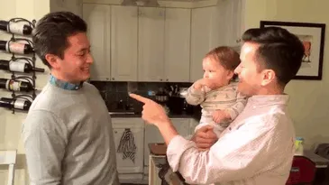 Confusa al ver por 1ª vez al hermano gemelo de su papá
