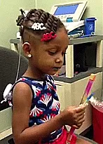 Niña pequeña oyendo por 1ª vez