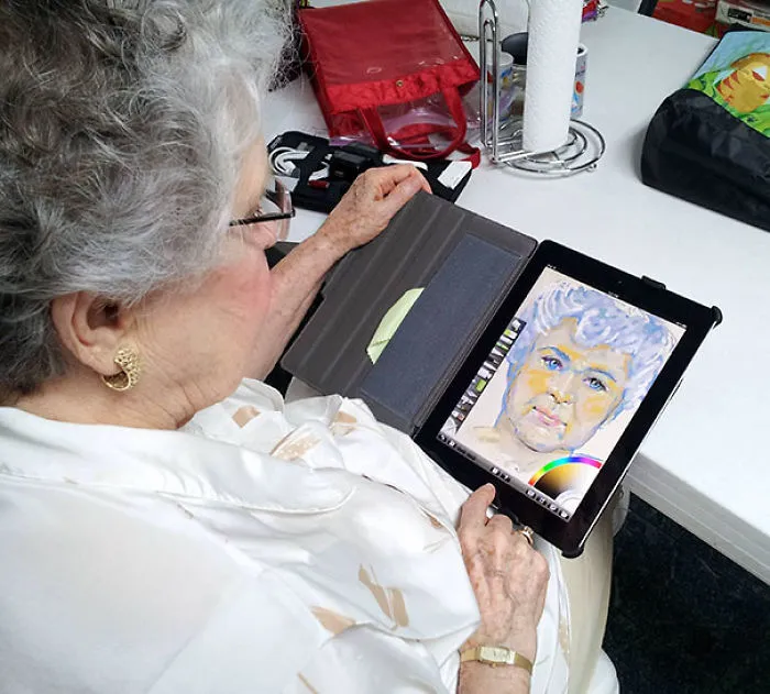 Le compré una tablet a mi abuela de 84 años y la dejé sola 30 minutos. Nunca antes tuvo algo parecido