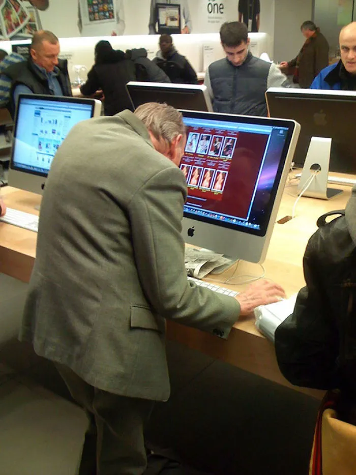 Este anciano en la tienda Apple