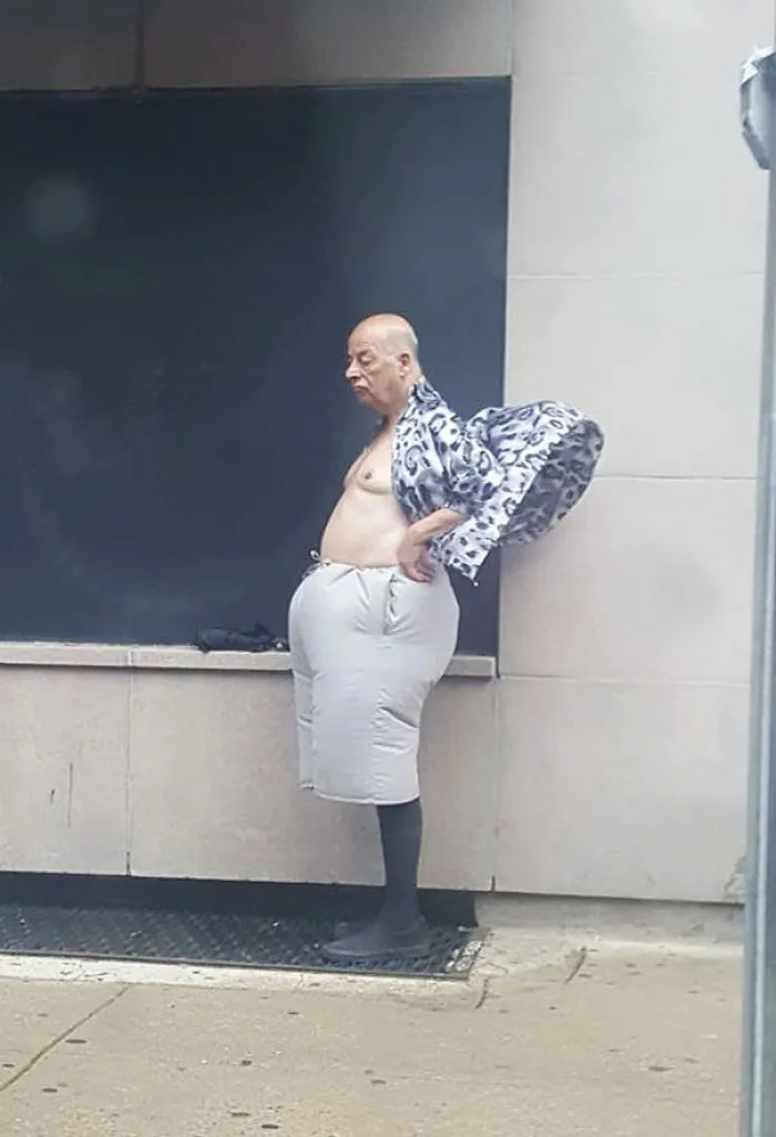Este hombre aireándose con la ventilación del metro