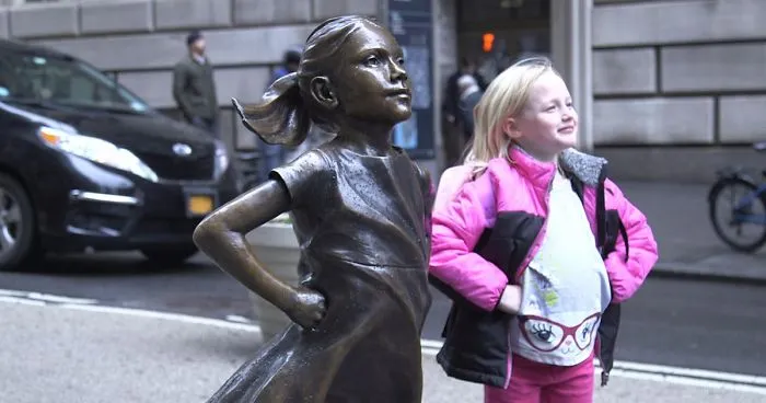 $2.5 Trillion Asset Manager Puts Statue Of Fearless Girl In Front Of Wall Street Bull