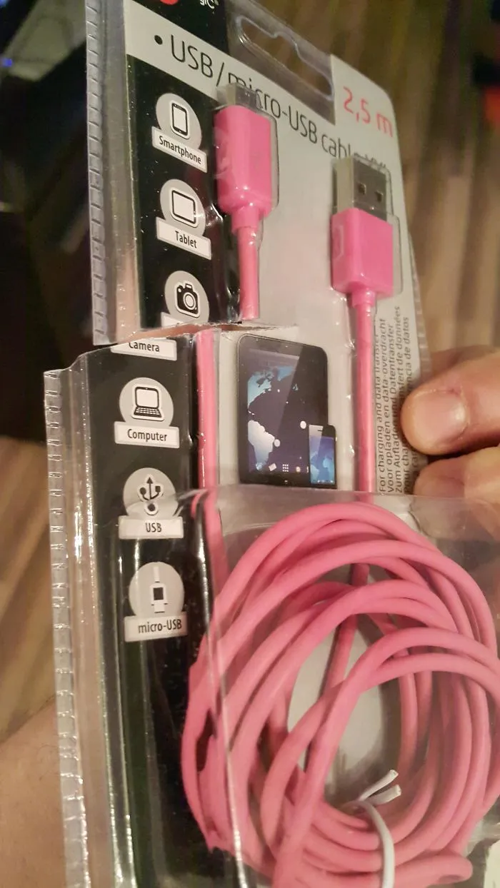 Mi mujer intentando sacar del envoltorio su nuevo cable