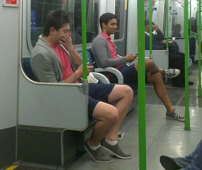 En Londres. Les hace mucha gracia