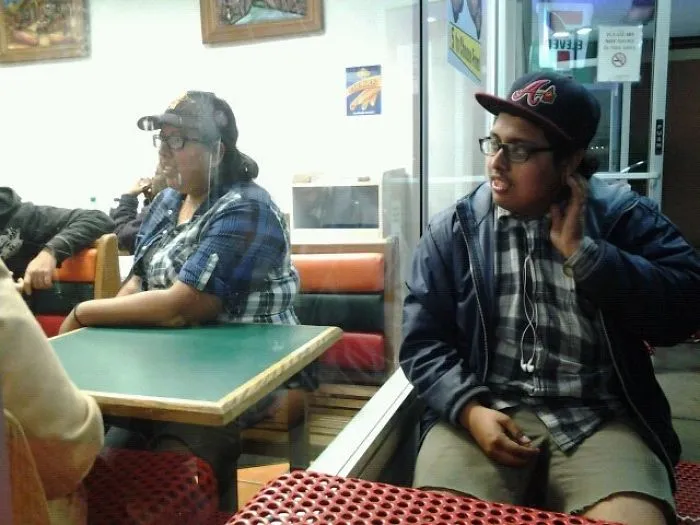Man and woman sitting and wearing same clothes
