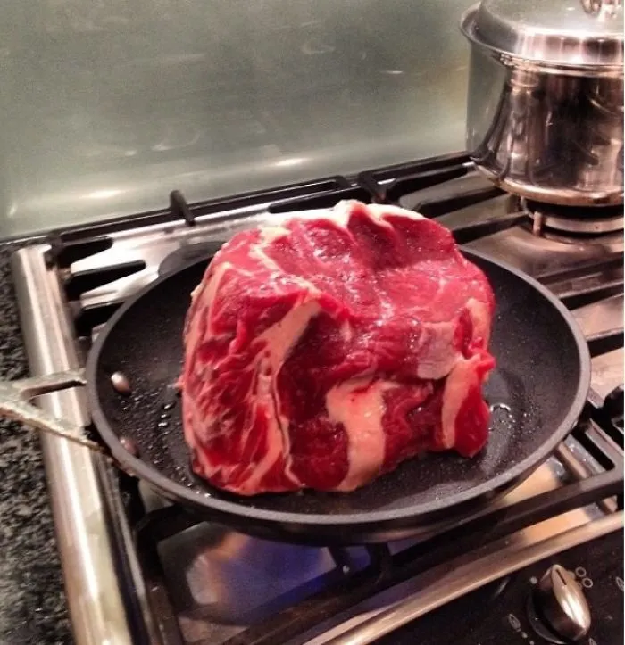 Mi novia y yo competimos a ver quién cocina mejor. Está intentando cocinar esto. Creo que voy a ganar.
