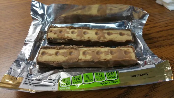 Le pedí a mi esposa media chocolatina suya. Se cree que esto es un juego