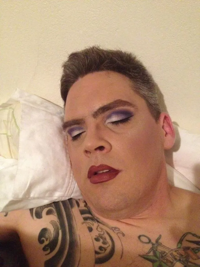 Soy maquilladora y esto es lo que ocurre cuando mi marido se queda dormido temprano