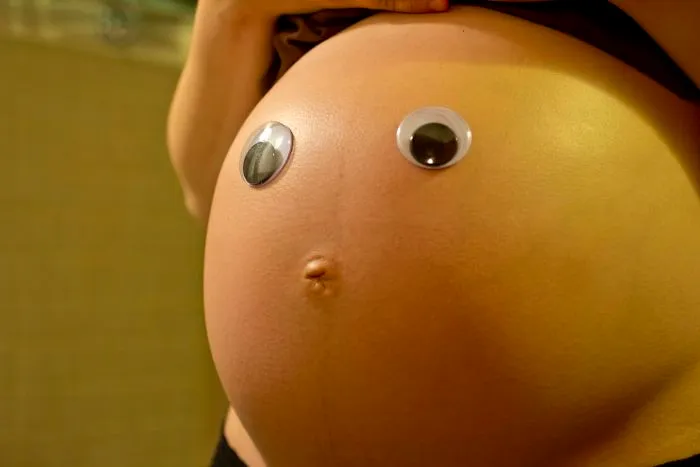 Le he puesto ojos a la barriga embarazada de mi esposa
