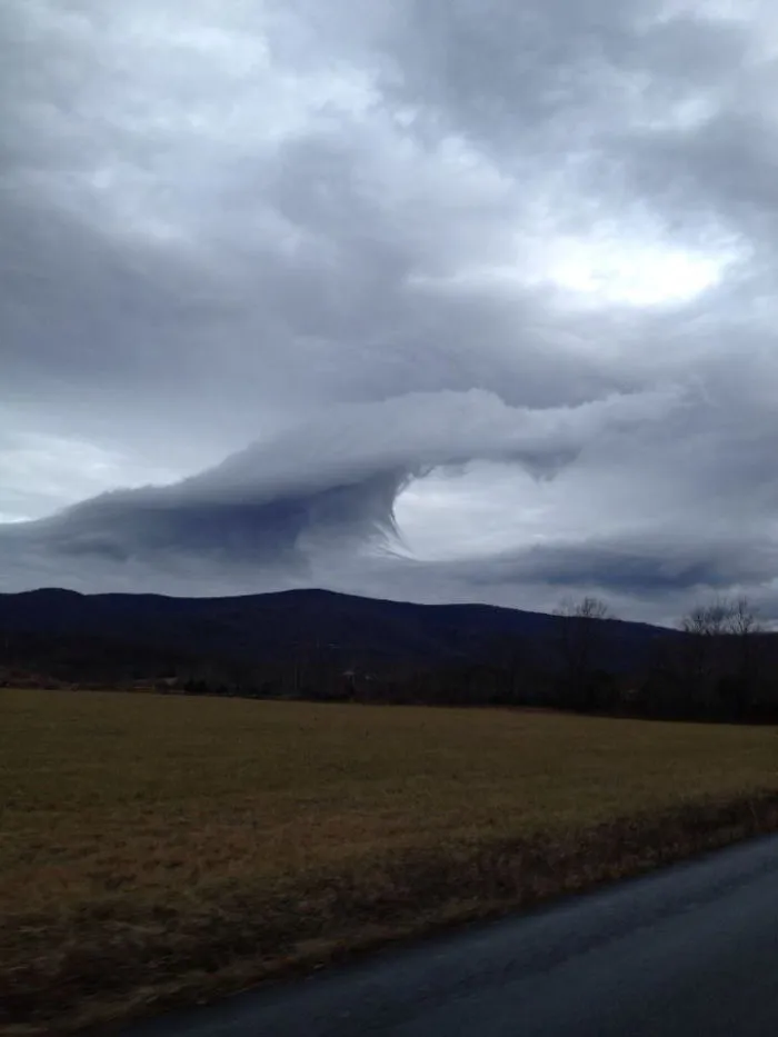 Nube que parece una ola rompiendo