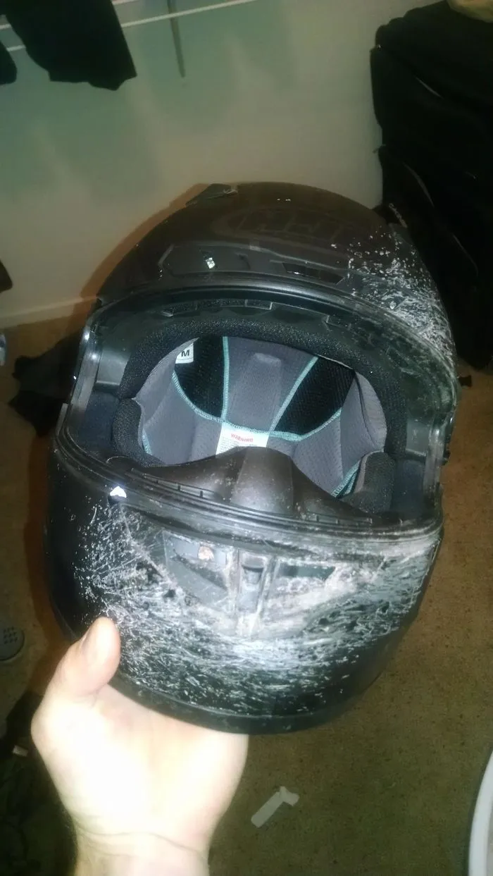 El casco se puede reemplazar, tu cabeza no