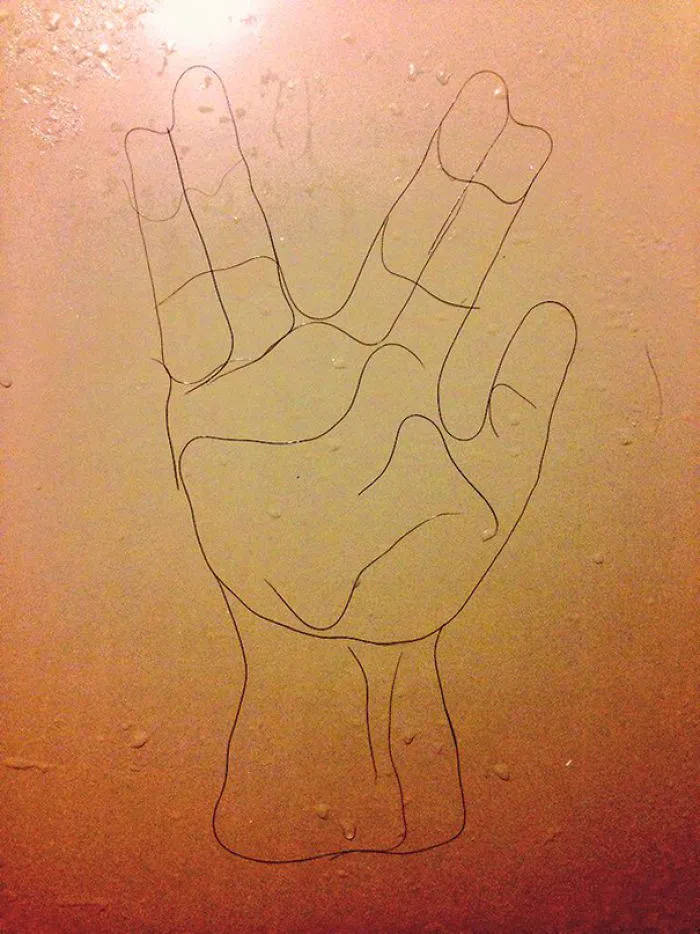 This Girl Accidentaly Created A "Drawing" Using Her Shower Hair, And Now She Can't Stop