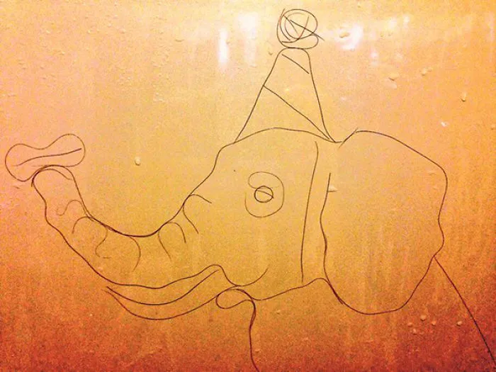 This Girl Accidentaly Created A "Drawing" Using Her Shower Hair, And Now She Can't Stop