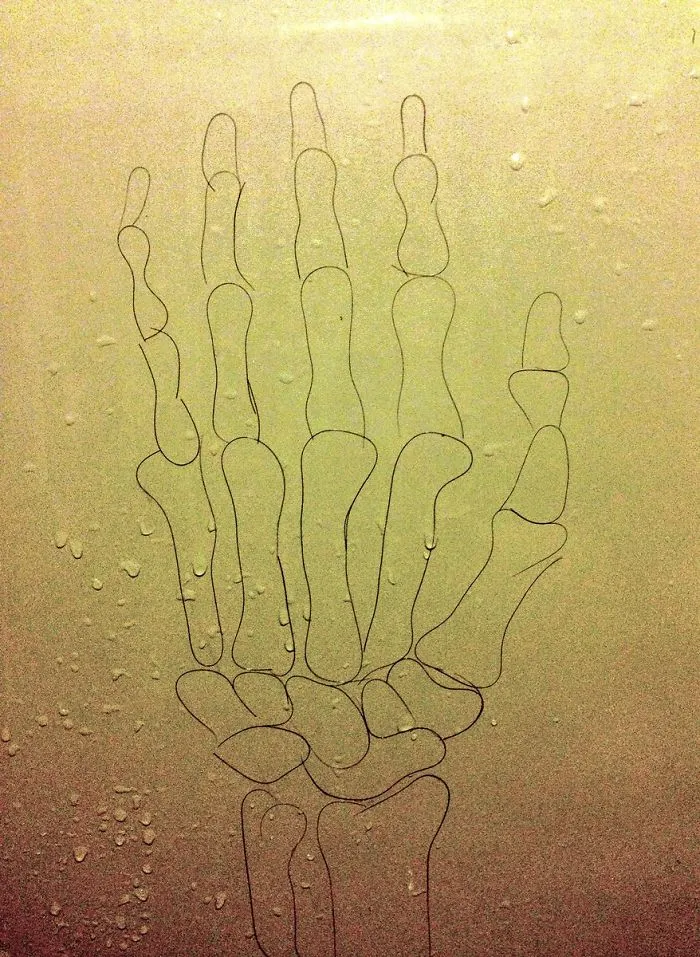This Girl Accidentaly Created A "Drawing" Using Her Shower Hair, And Now She Can't Stop