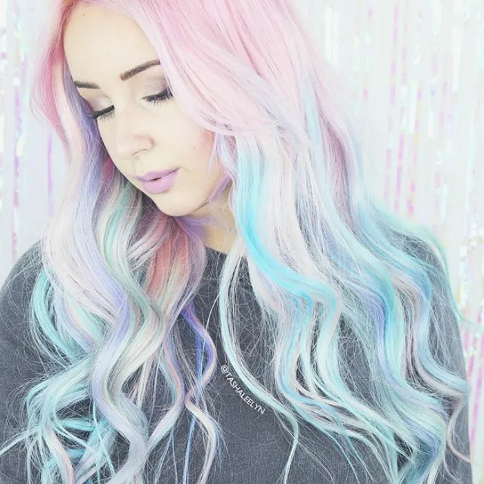 Ha llegado el cabello "holográfico", la más reciente tendencia en peluquería de 2017