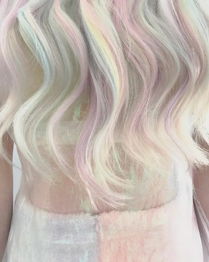 Ha llegado el cabello "holográfico", la más reciente tendencia en peluquería de 2017