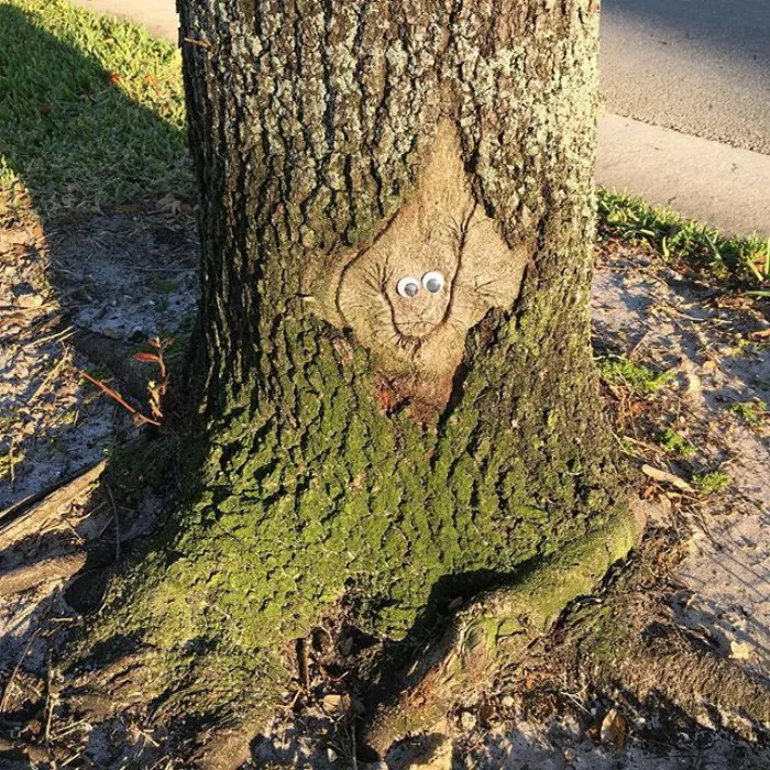 Árbol sonriente