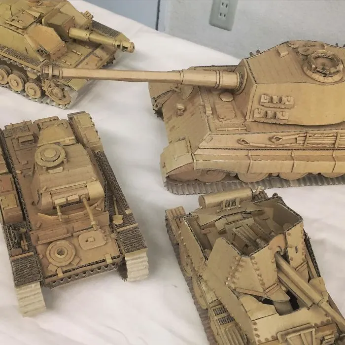Esta artista japonesa transforma las cajas viejas en tanques, comida y otras esculturas increíbles