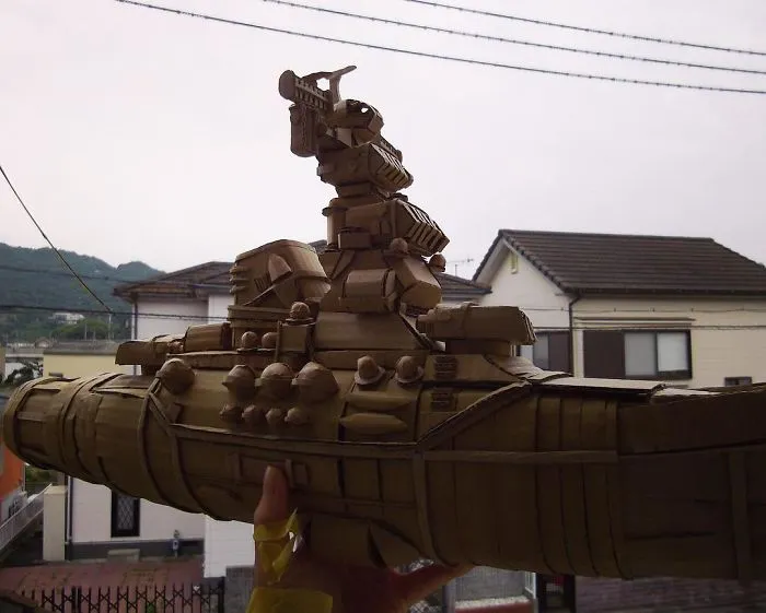 Esta artista japonesa transforma las cajas viejas en tanques, comida y otras esculturas increíbles