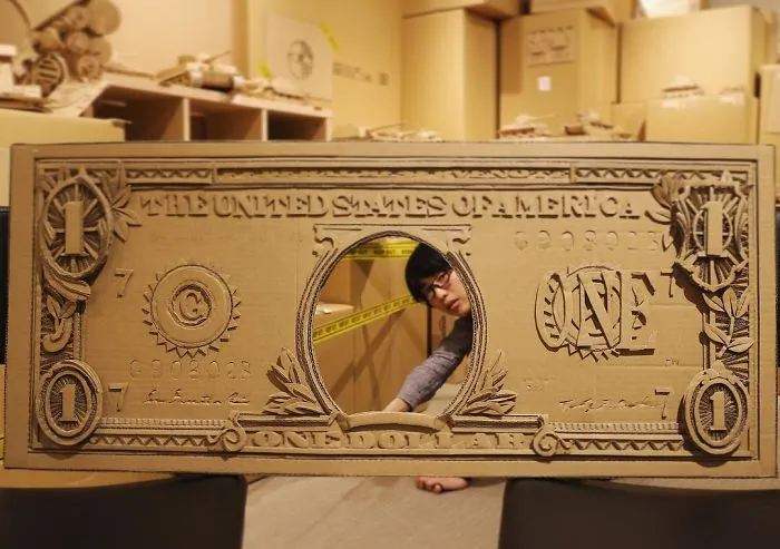 Esta artista japonesa transforma las cajas viejas en tanques, comida y otras esculturas increíbles