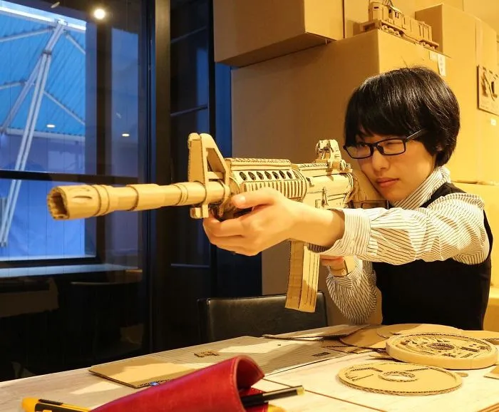 Esta artista japonesa transforma las cajas viejas en tanques, comida y otras esculturas increíbles