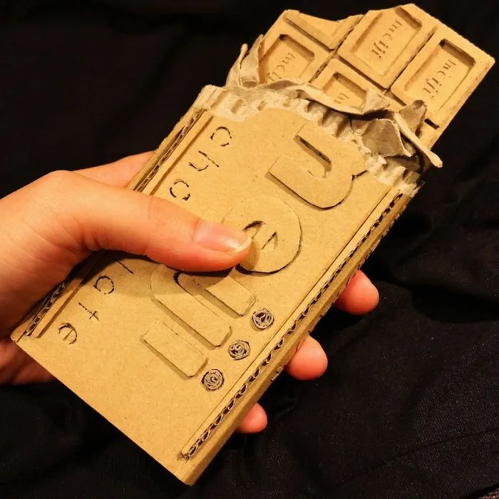 Esta artista japonesa transforma las cajas viejas en tanques, comida y otras esculturas increíbles