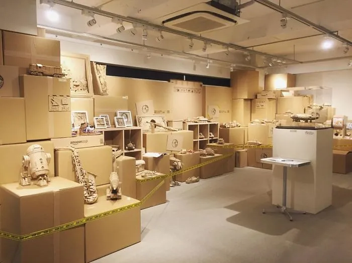 Esta artista japonesa transforma las cajas viejas en tanques, comida y otras esculturas increíbles