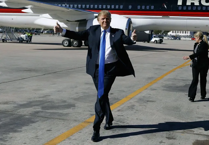 Algún gracioso se está dedicando a photoshopear fotos de Trump con corbatas larguísimas