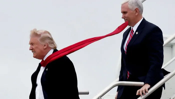Algún gracioso se está dedicando a photoshopear fotos de Trump con corbatas larguísimas