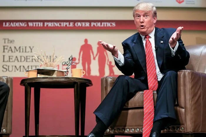Algún gracioso se está dedicando a photoshopear fotos de Trump con corbatas larguísimas