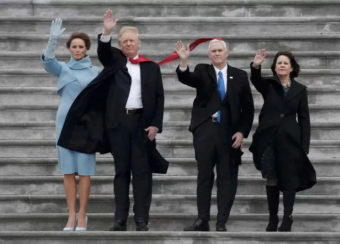 Algún gracioso se está dedicando a photoshopear fotos de Trump con corbatas larguísimas