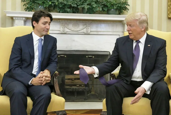 Algún gracioso se está dedicando a photoshopear fotos de Trump con corbatas larguísimas