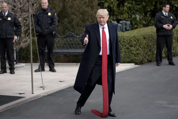Algún gracioso se está dedicando a photoshopear fotos de Trump con corbatas larguísimas