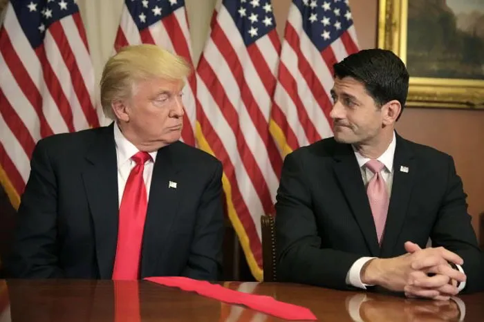Algún gracioso se está dedicando a photoshopear fotos de Trump con corbatas larguísimas