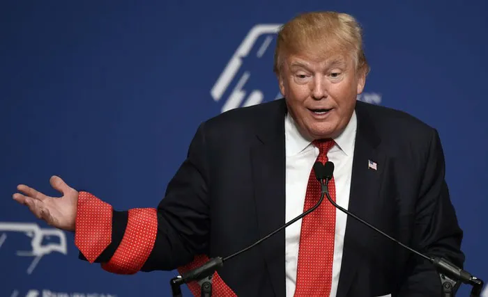 Algún gracioso se está dedicando a photoshopear fotos de Trump con corbatas larguísimas
