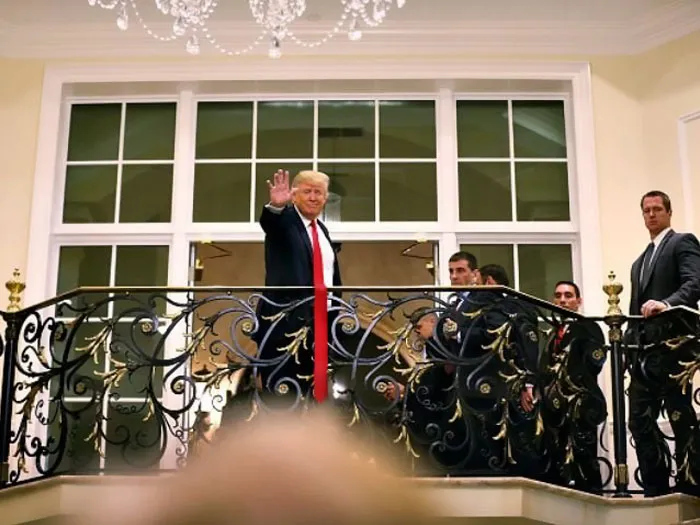 Algún gracioso se está dedicando a photoshopear fotos de Trump con corbatas larguísimas