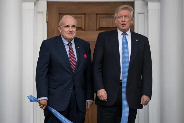 Algún gracioso se está dedicando a photoshopear fotos de Trump con corbatas larguísimas
