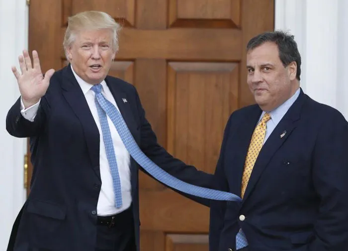 Algún gracioso se está dedicando a photoshopear fotos de Trump con corbatas larguísimas