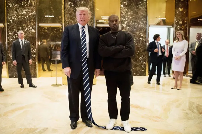 Algún gracioso se está dedicando a photoshopear fotos de Trump con corbatas larguísimas