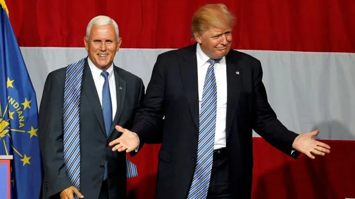 Algún gracioso se está dedicando a photoshopear fotos de Trump con corbatas larguísimas