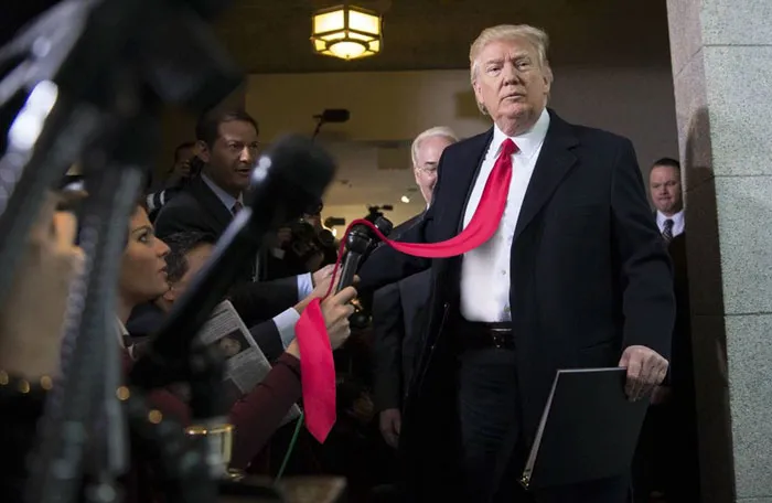 Algún gracioso se está dedicando a photoshopear fotos de Trump con corbatas larguísimas