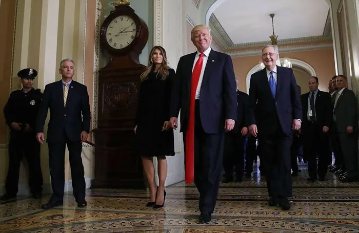 Algún gracioso se está dedicando a photoshopear fotos de Trump con corbatas larguísimas