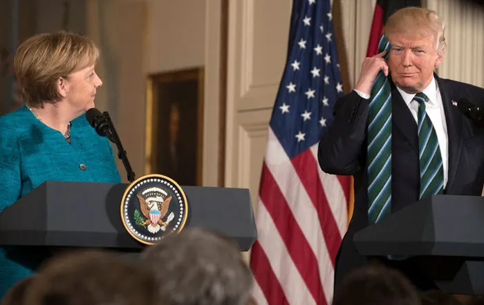 Algún gracioso se está dedicando a photoshopear fotos de Trump con corbatas larguísimas