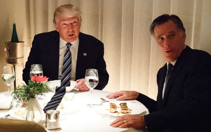 Algún gracioso se está dedicando a photoshopear fotos de Trump con corbatas larguísimas